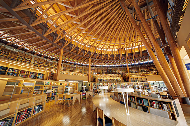 木造の図書館／秋田杉を使用（写真：国際教養大学）